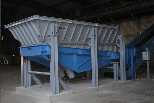 infeed hopper feeding chute for commercial waste