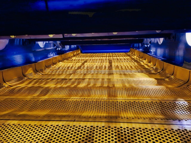 View on a bottom deck of a screening machine for fertilizers with flip flow technology.