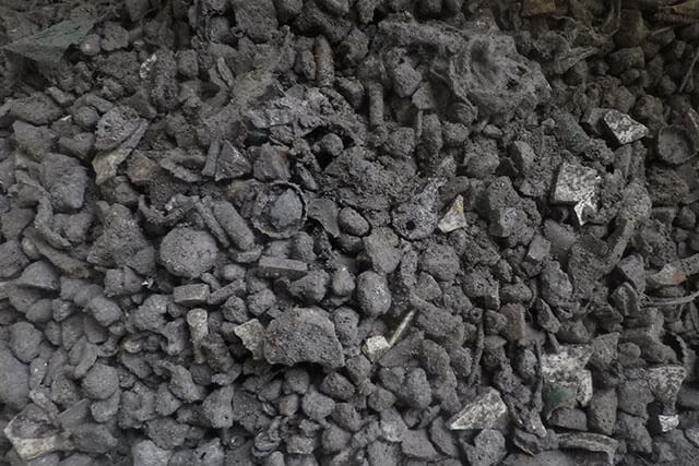 Detailbild MVA-Schlacke im Metallrecycling