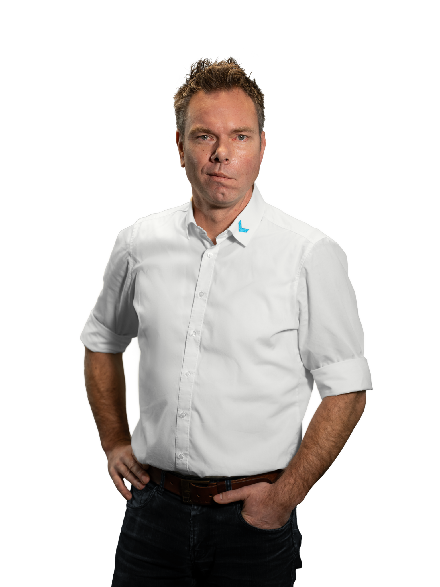 Mann in weißem Hemd mit aufgerollten Ärmeln und neutralem Gesichtsausdruck.