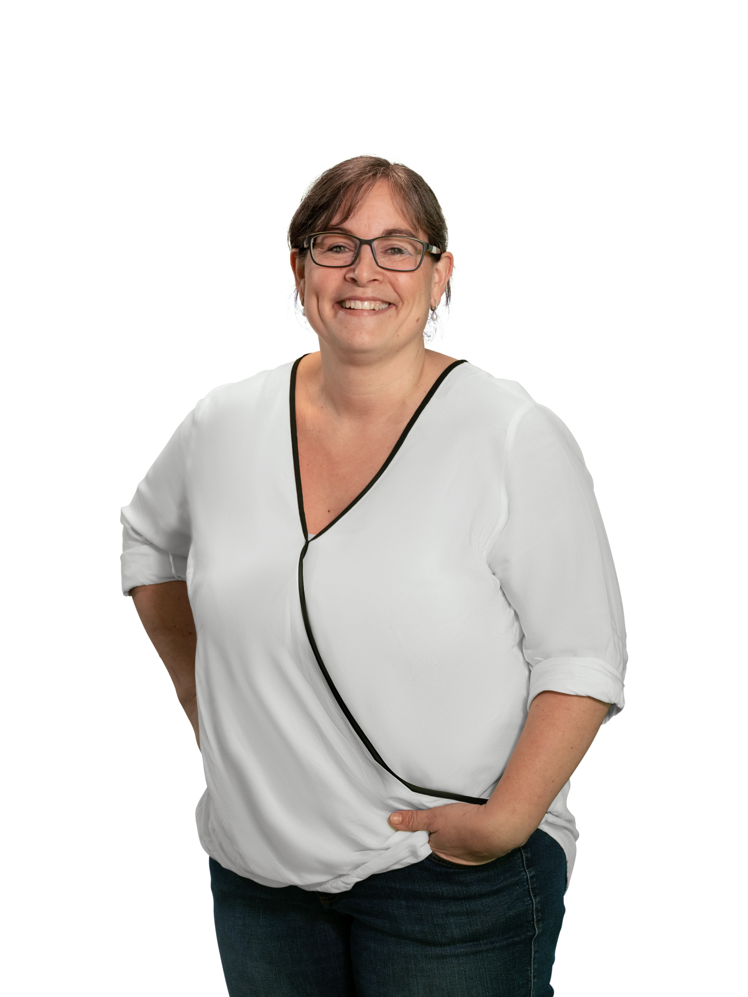 Frau mit Brille und weißer Bluse lächelt in die Kamera.