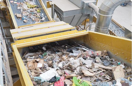 Recyclinganlage mit Förderband voller gemischtem Abfall, Beispieltitel Teil Eins