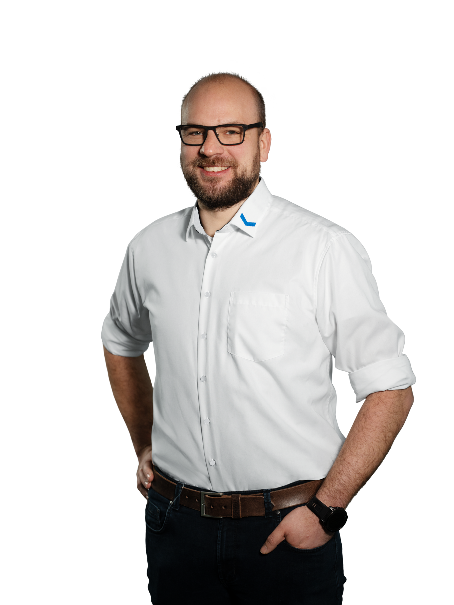Mann mit Brille in weißem Hemd lächelt vor neutralem Hintergrund.