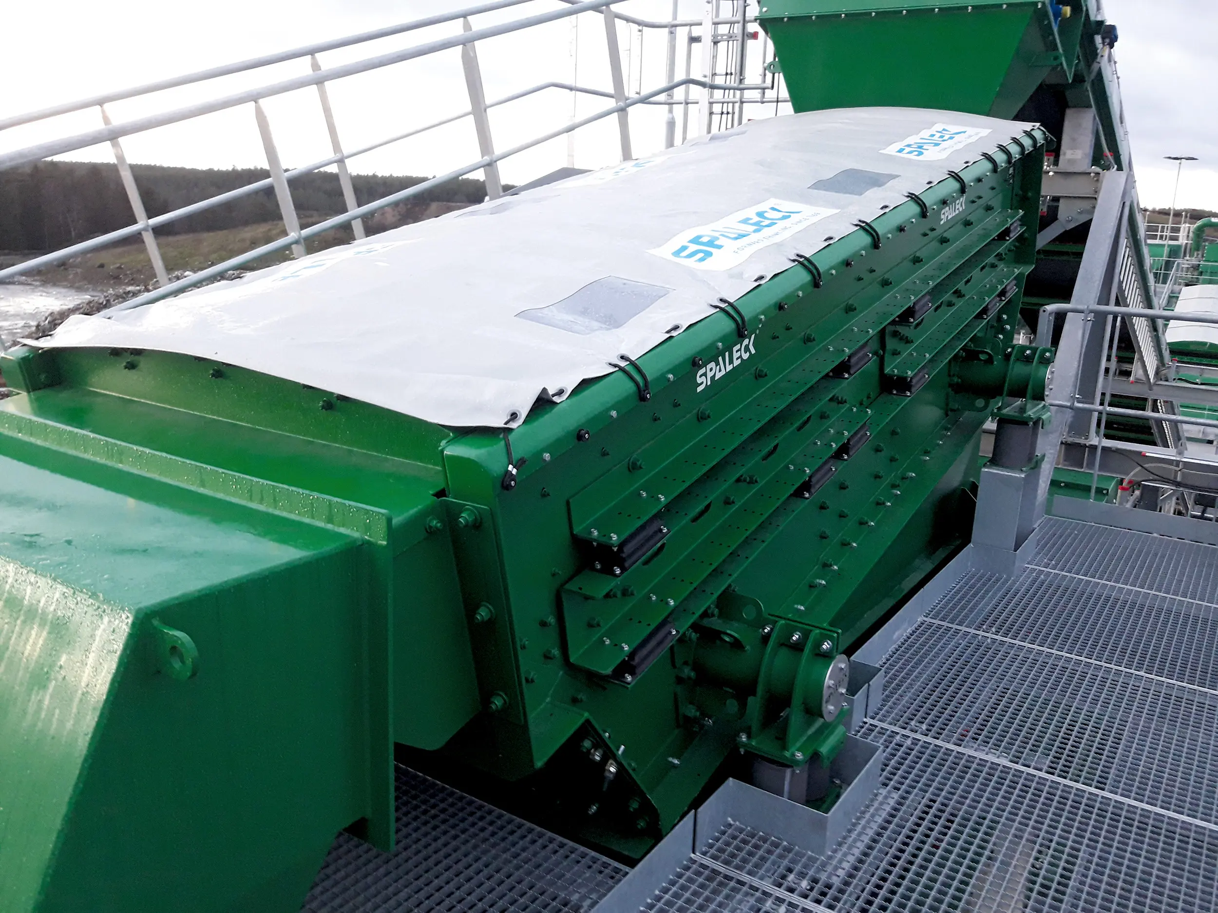 Flip Flow tension-shaft screening machine for slag with a cover