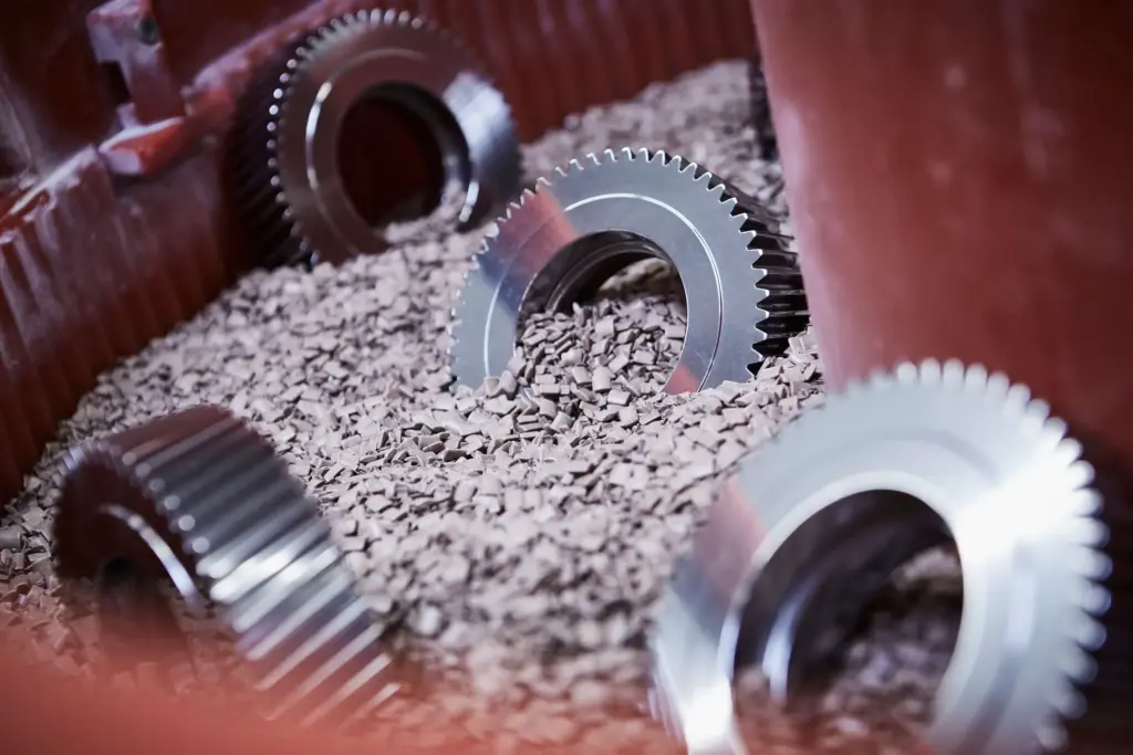 Detailed view of the vibratory finishing process as a key component of surface finishing by SPALECK