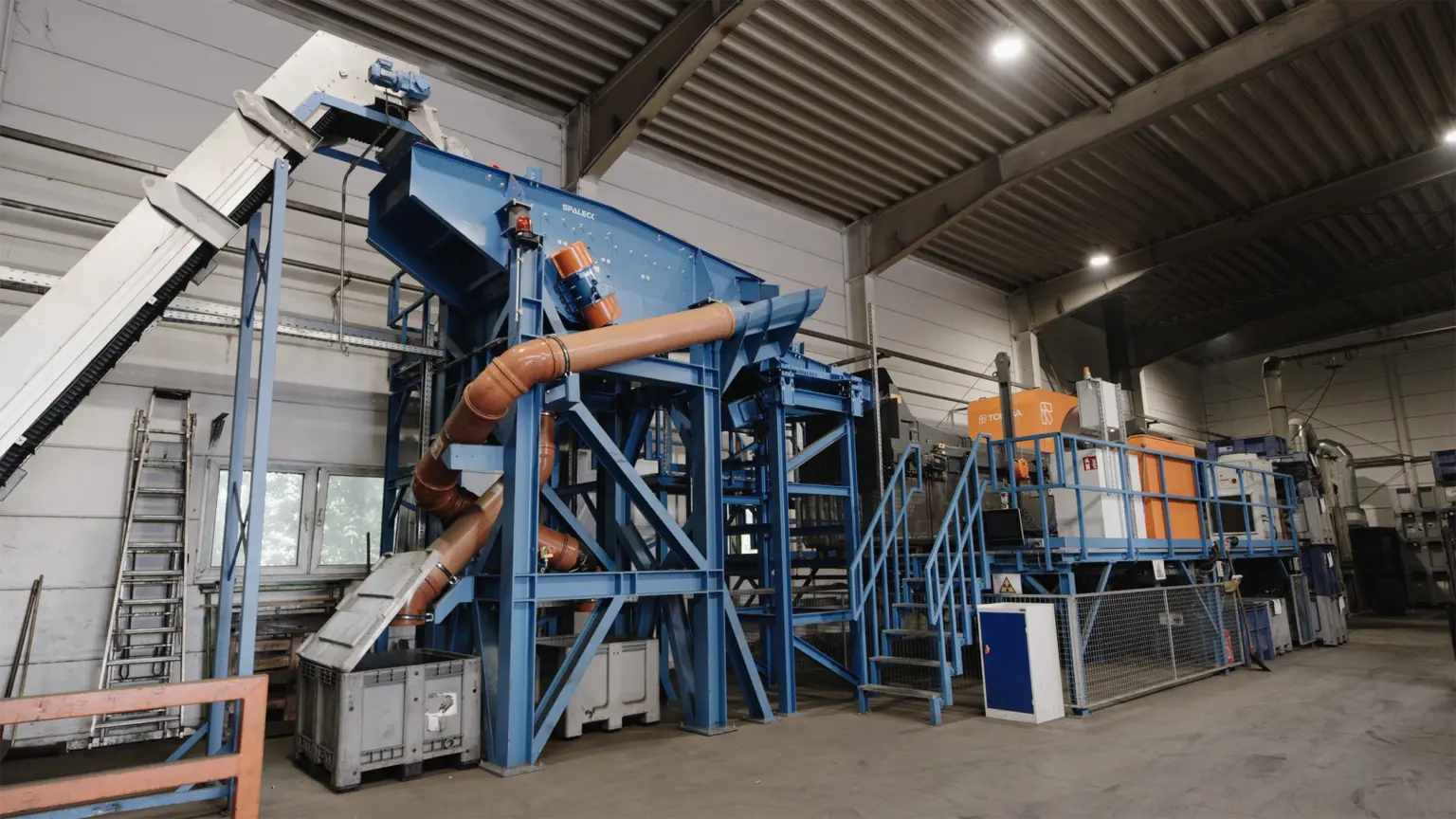 SPALECK screening machine in battery recycling—here, it sorts the batteries precisely by size so that the downstream X-ray sorting machine can sort them by material