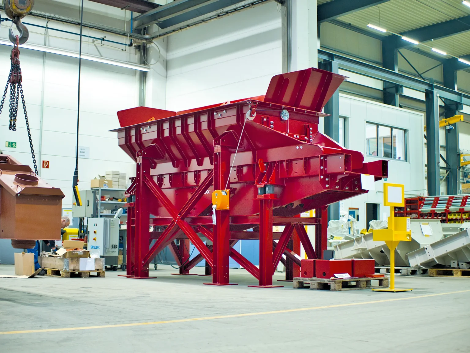 Roter Aufgabebunker in der Produktion beim Recyclingtechnik Hersteller SPALECK. Diese Aufgabeeinheit wird in der Schlackenaufbereitung für die Zuführung des Materials in den Recyclingprozess genutzt.