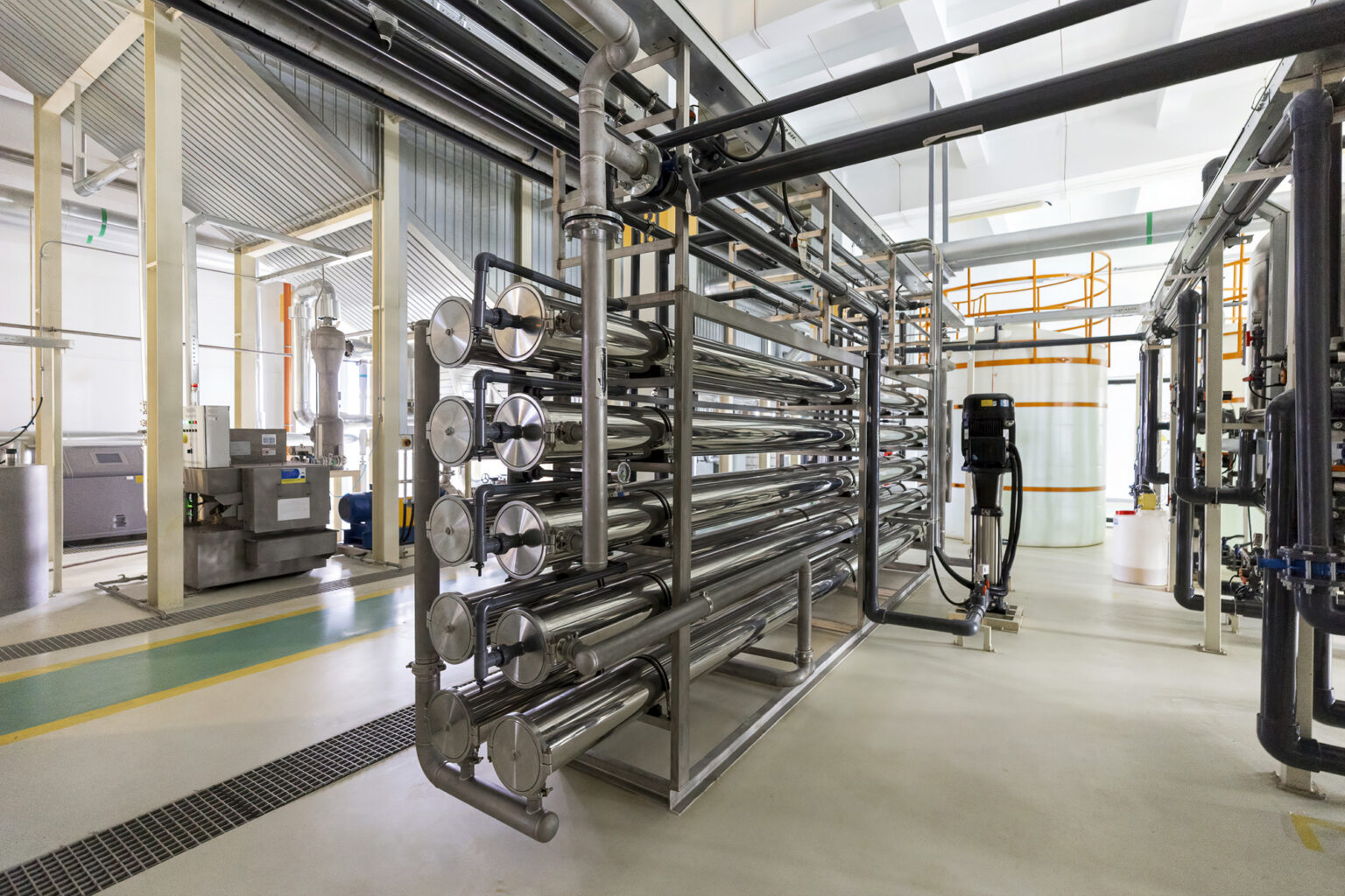 Polished metal pipes for water treatment through softening and desalination in a clean industrial environment