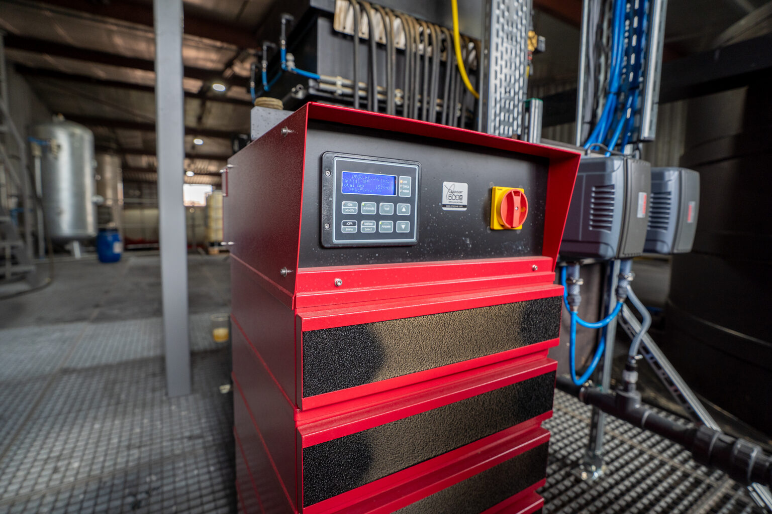 Nahaufnahme einer Morselt RedBox Elektrokoagulationsanlage im Betrieb.