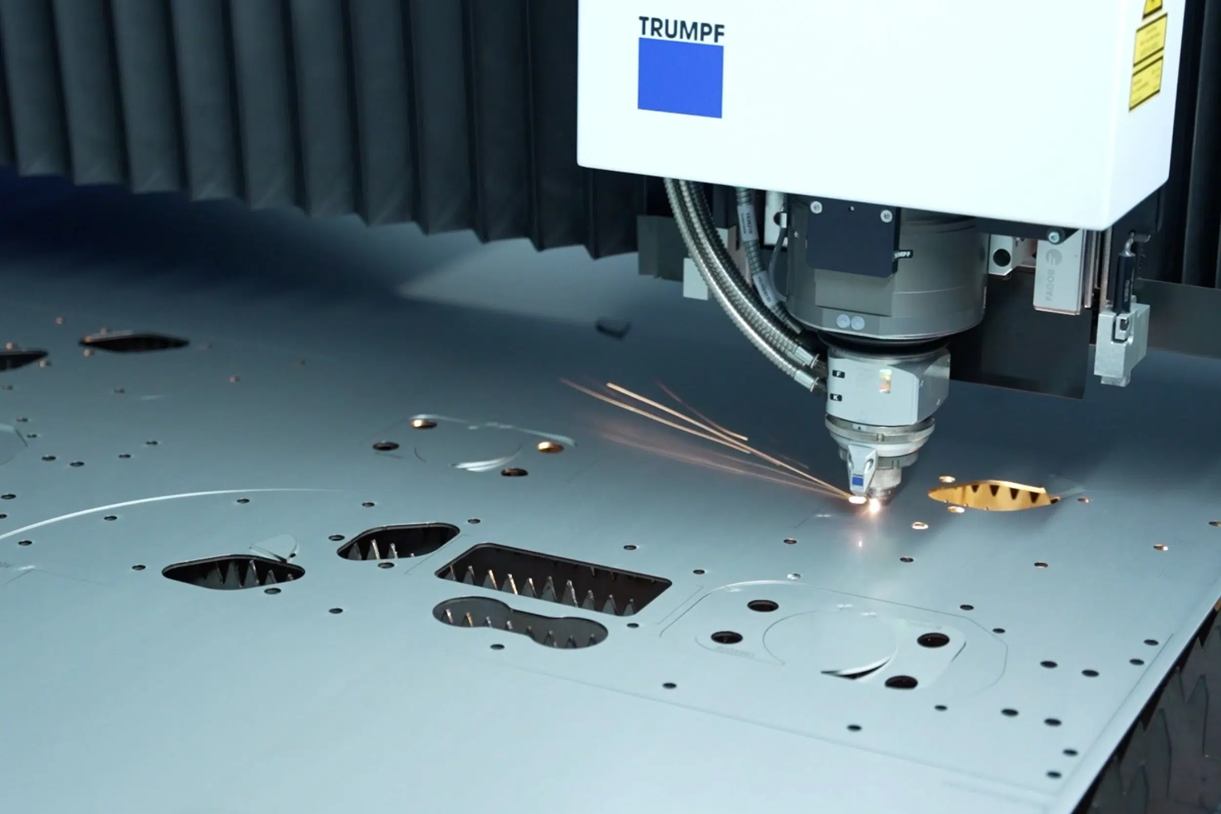 Detailbild vom Lasern eines Bleches beim Lohnfertiger SPALECK