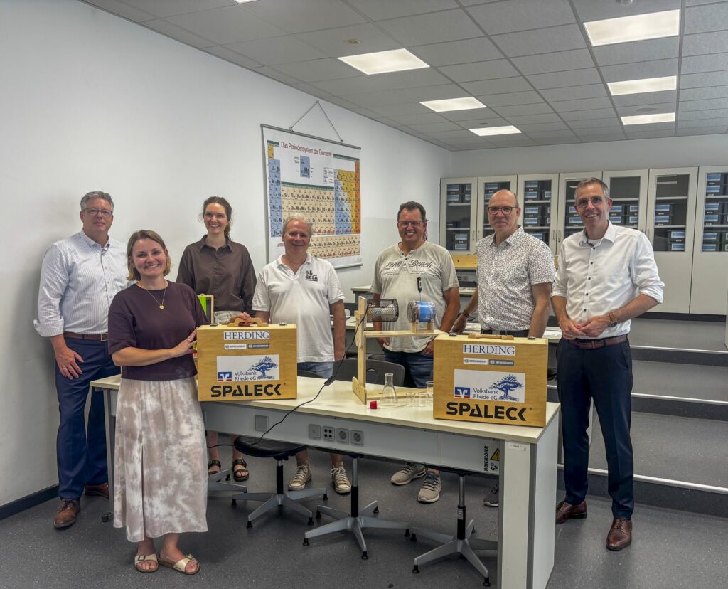 Representatives from GESA Rhede and the donating companies are gathered around the climate kits.